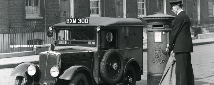 Mail van with postman collecting mail from Edward VII pillar box (POST 118/5160)